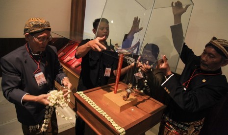 Petugas memasang kaca pada salah satu pusaka keris koleksi Museum Keris Nusantara yang diresmikan Presiden Joko Widodo di Solo, Jawa Tengah, Rabu (9/8). Dalam sambutannya saat peresmian, Presiden Joko Widodo berharap Museum Keris Nusantara bisa menjadi wujud penghargaan terhadap seni budaya sekaligus sumber inspirasi nilai-nilai budaya Jawa dan nilai-nilai budaya Nusantara.