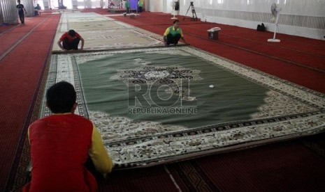   Petugas memasang karpet di Masjid Istiqlal, Jakarta, Rabu (7/8).  (Republika/Yasin Habibi)