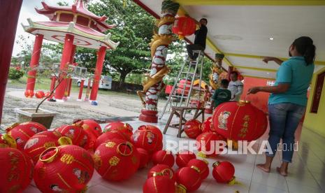 Petugas memasang lampion di Vihara Avalokitesvara Buddhayana, Palangkaraya, Kalimantan Tengah, Jumat (28/1/2022). Warga Tionghoa di wilayah tersebut mulai melakukan sejumlah persiapan dengan menghias vihara dan klenteng menggunakan aneka hiasan imlek untuk menyambut perayaan Tahun Baru Imlek 2573 pada 1 Februari 2022.