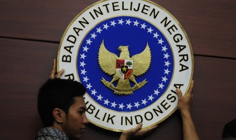 Petugas memasang logo Badan Intelijen Negara (BIN) di Kantor BIN Jakarta (ilustrasi).