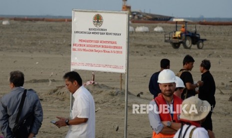 The authorities were sealing G Island reclamation project on Wednesday (5/11). (Republika/ Yasin Habibi)