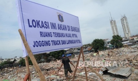 Petugas memasang plang pemberitahuan penataan RTH saat pembongkaran kawasan Kalijodo, Jakarta, Senin (29/2). (Republika/Yasin Habibi)