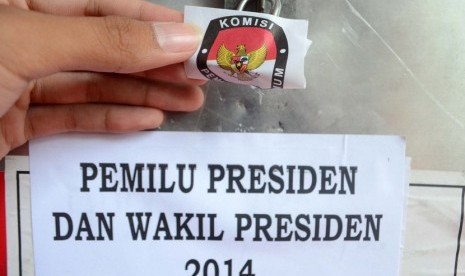  Petugas memasang segel pada gembok kotak suara yang berisi logistik Pilpres di KPUD Kab. Madiun, Jatim, Rabu (2/7). 