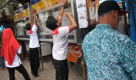 Petugas memasang stiker stop narkoba di Tegal, Jawa Tengah, Kamis (24/3).