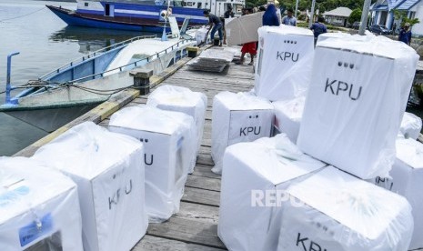 Petugas memasukkan logistik Pemilu ke dalam perahu untuk dikirim ke Kecamatan Batubual di dermaga Pelabuhan Kecil Namlea, Pulau Buru, Maluku, Senin (15/4/2019).