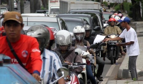   Petugas membagi-bagikan brosur informasi pembangunan proyek MRT Jakarta di Kawasan Bundaran Pondok Indah, Jakarta Selatan, Senin (6/1).   (Republika/Yasin Habibi)