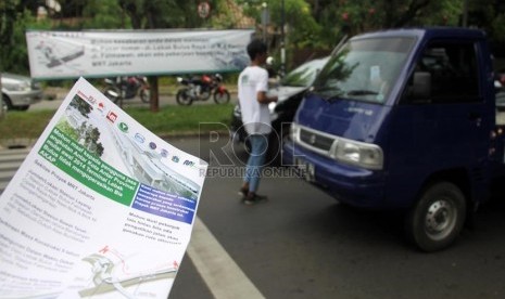   Petugas membagi-bagikan brosur informasi pembangunan proyek MRT Jakarta di Kawasan Bundaran Pondok Indah, Jakarta Selatan, Senin (6/1).   (Republika/Yasin Habibi)