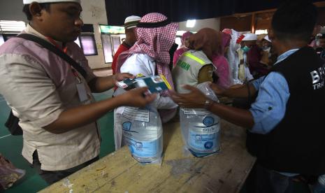 Petugas membagikan air zamzam (ilustrasi). Air zamzam dibagikan ke jamaah haji secara cuma-cuma   