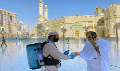 Masjidil Haram Bagikan 1,2 Juta Liter Air Zamzam. Petugas membagikan air zamzam kepada jamaah umroh di Masjidil Haram. Petugas membawa wadah silindris berisi air Zamzam. Tindakan itu untuk membendung penyebaran virus corona (Covid-19).