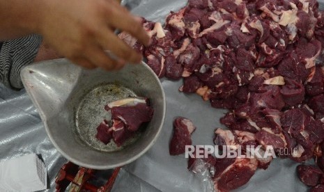 Nilai-Nilai Pancasila pada Ibadah Qurban. Petugas membagikan daging hewan qurban kepada warga.