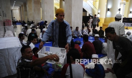 Petugas membagikan Takjil saat akan digelar berbuka puasa bersama di Masjid Habbul Wathan Isalmic Center, Mataram, Lombok, Nusa Tenggara Barat, Sabtu (27\5)