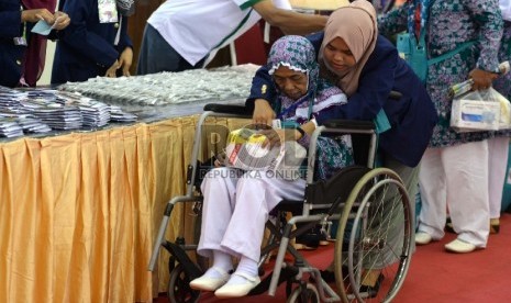 Petugas membantu jamaah calon haji lanjut usia pada musim haji tahun lalu.