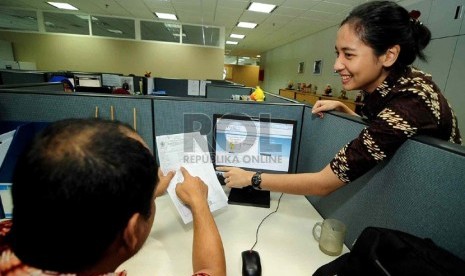 Petugas membantu mengisikan SPT Tahunan secara e-Filing di Kantor Pusat Ditjen Pajak, Jakarta, Jumat (22/2).   (Republika/Wihdan Hidayat)