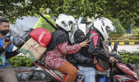 Petugas membantu pemudik sepeda motor untuk melanjutkan perjalanan setibanya di Pelabuhan Penumpang Tanjung Priok, Jakarta, Rabu (11/5/2022). Jasa Raharja mengimbau pemudik tidak menggunakan sepeda motor untuk kembali ke kampung halaman.