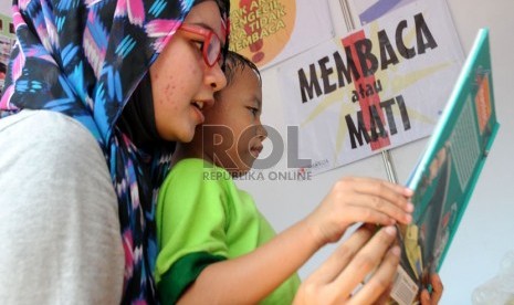 Orang tua membacakan buku untuk anak bisa menstimulasi delapan kecerdasannya 