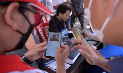 Petugas membantu warga untuk pendaftaran pembelian BBM Subsidi di salah satu stasiun pengisian bahan bakar umum (SPBU) di Manado, Sulawesi Utara, Jumat (01/07/2022). PT Pertamina (Persero) melalui Pertamina Patra Niaga menguji coba pendaftaran pembelian BBM subsidi menggunakan laman subsidi.tepat.mypertamina.id, untuk memastikan pemanfaatan subsidi tepat sasaran ke masyarakat. 