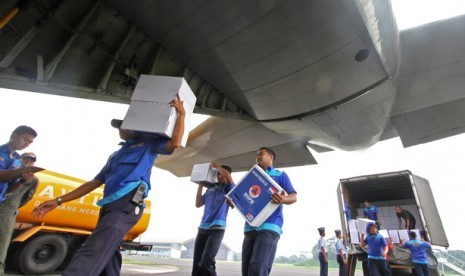 Petugas membawa bantuan logistik ke pesawat Hercules untuk korban Topan Haiyan di Filipina di Lanud Halim Perdanakusumah, Jakarta.