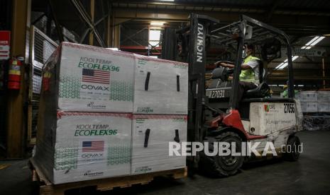 Petugas membawa boks berisi vaksin COVID-19 jenis Moderna setibanya di Terminal Cargo Bandara Internasional Soekarno Hatta, Tangerang, Banten, Ahad (1/8/2021). Sebanyak 3,5 juta vaksin COVID-19 Moderna tiba di Indonesia dengan skema Covax dose sharing dari Amerika Serikat. 