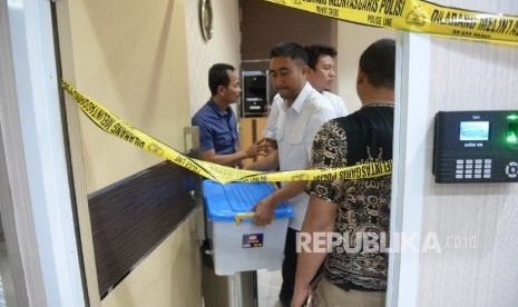 Petugas membawa dokumen menggunakan kontainer usai OTT di lantai enam Kemenhub, Selasa (11/10). Pada OTT pejabat Kemenhub ini diduga terkait pengurusan perizinan di Ditjen Perhubungan Laut. Uang tunai Rp 95 juta serta buku rekening mencapai Rp 1 miliar dit