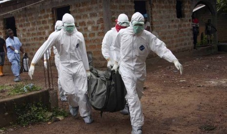 Petugas membawa jasad korban Ebola dari rumahnya di Monrovia, Liberia, Rabu (6/8) 