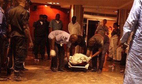 Petugas membawa jasad korban penyerangan di Radisson Blu Hotel, Bamako, Mali, Jumat, 20 November 2015.