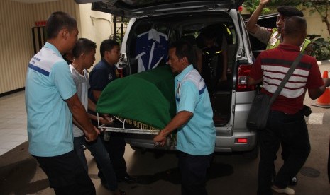 Petugas membawa jenazah anggota polisi Polsek Senen Bripka Taufik Hidayat setibanya di RS Polri Kramat Jati, Jakarta, Selasa (19/1).