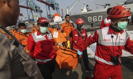 Petugas membawa kantong jenazah korban jatuhnya pesawat Lion Air JT 610 di Pelabuhan Tanjung Priok, Jakarta, Jumat (2/11/2018).