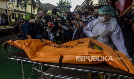 Petugas membawa kantong jenazah korban kebakaran Lembaga Permasyarakatan (Lapas) Kelas 1 Tangerang setiba di RS Polri Kramat Jati, Jakarta Timur, Rabu (8/9). 