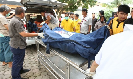 Petugas membawa kantong jenazah korban kebakaran pabrik mancis (korek gas) ketika tiba di Rumah Sakit Bhayangkara Polda Sumut untuk dilakukan proses otopsi, di Medan, Sumatera Utara, Jumat (21/6/2019). 