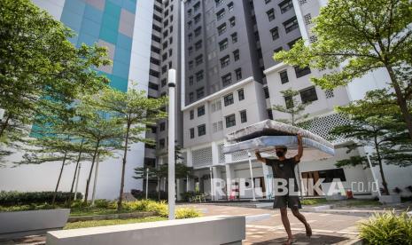 Dinas Kesehatan DKI Jakarta menyiapkan tambahan kapasitas tempat tidur untuk pasien positif Covid-19 hingga 11.500 unit guna mengantisipasi lonjakan kasus Covid-19. (Foto: Rusun Daan Mogot menjadi lokasi isolasi pasien Covid-19)