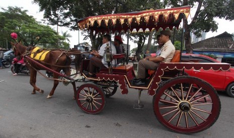 Petugas membawa kereta kencana untuk pernikahan Kahiyang Ayu - Bobby Nasution, di Medan, Sumatera Utara, Rabu (22/11). 