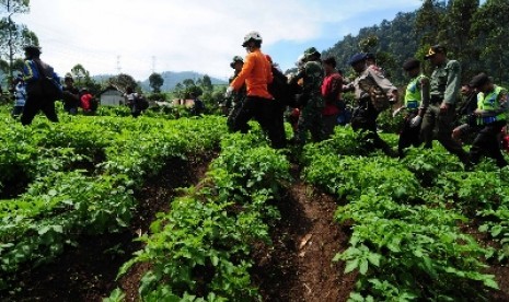 Petugas membawa korban longsor di Bandung.