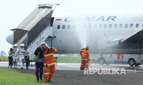 Petugas membawa korban pada Emergency Exercise (Simulasi Keadaan Darurat) Tahun 2017 yang digelar PT Angkasa Pura II di Bandara Husein sastranegara, Kota Bandung, Kamis (16/11).