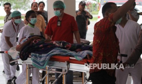 Petugas membawa korban terluka insiden di Deiyai di RSUD Mimika, Papua, Kamis (29/8/2019).