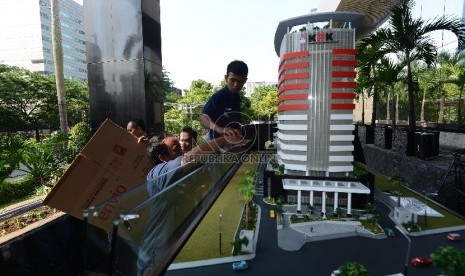 Petugas membawa maket Gedung Komisi Pemberantasan Korupsi (KPK) untuk dipersiapkan saat peresmian Gedung KPK baru di Jakarta, Senin (28/12). 