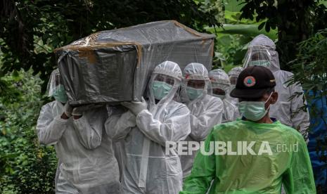 Petugas membawa peti jenazah pasien COVID-19 untuk dimakamkan di Desa Tanjung, Purwokerto Selatan, Banyumas, Jateng, Rabu (23/6/2021). Jumlah kasus kematian pasien COVID-19 di Kabupaten Banyumas, Jateng, terus bertambah mencapai 100 kasus dari tanggal 1-23 Juni 2021, dengan 488 pasien aktif COVID-19 yang dirawat dan bed occupancy rate (BOR) ICU pada level 70,83 persen. 