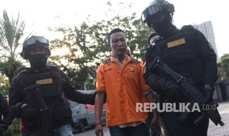 Petugas membawa tersangka pelaku kericuhan dalam aksi 22 Mei dalam rilis di Mapolda Metro Jaya, Jakarta, Kamis (23/5/2019). 