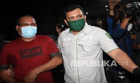 Petugas membawa tersangka pelaku pembunuhan berencana dan penyerangan John Refra alias John Kei (kiri) saat pelimpahan tahap dua tersangka dan barang bukti di Polda Metro Jaya, Jakarta, Senin (19/10/2020). Polda Metro Jaya melimpahkan tersangka John Kei bersama enam tersangka lainnya ke Kejaksaan Negeri Jakarta Barat melalui Kejaksaan Tinggi DKI Jakarta untuk selanjutnya disidangkan dalam kasus pembunuhan berencana dan penyerangan di kawasan Duri Kosambi, Jakarta Barat dan Perumahan Green Lake City, Kota Tangerang pada Minggu, 21 Juni 2020 silam. 