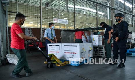 Petugas membawa vaksin COVID-19 Sinovac saat tiba di Terminal Cargo Bandara Kualanamu, Deli serdang, Sumatera Utara, Jumat (30/7/2021). Pemerintah Provinsi Sumatera Utara kembali menerima vaksin Sinovac sebanyak 18.350 Vial (183.500 Dosis).