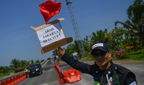 Petugas memberi pengumuman penutupan jalur arah Jakarta karena pemberlakukan satu jalur (one way) di Gerbang Tol Kertajati, Majalengka, Jawa Barat, Kamis (30/5/2019). 