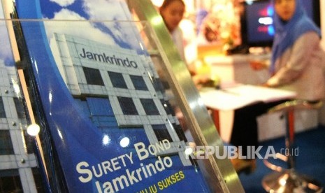 Petugas memberikan informasi kepada pelaku UMKM terkait produk Perum Jamkrindo di Jakarta, belum lama ini.