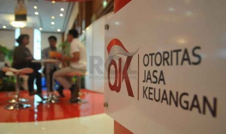 Petugas memberikan informasi mengenai Otoritas Jasa Keuangan (OJK) kapada pengunjung dalam pameran Indonesia Financial Expo & Forum (IFEF) 2014 di Jakarta Convention Center (JCC), Jumat (26/9).(Republika/Prayogi)