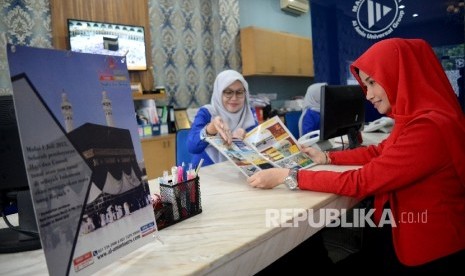 Petugas memberikan informasi mengenai perjalanan haji dan umrah kepada calon jamaah (Ilustrasi)