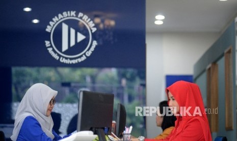 Kesthuri Dukung Biro Perjalanan Jual Paket Umrah Ditindak. Petugas memberikan informasi mengenai perjalanan haji dan umrah kepada calon jamaah di kantor biro perjalanan haji dan umrah Manasik Prima di Jakarta. 