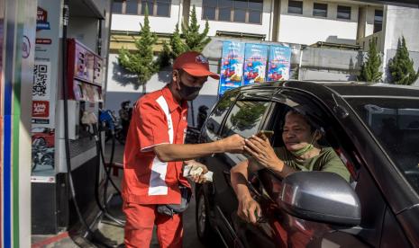 Petugas memberikan informasi pendaftaran subsidi tepat melalui aplikasi MyPertamina kepada pengendara di SPBU Pertamina Riau, Jalan LLRE Martadinata, Kota Bandung, Jumat (1/7/2022).