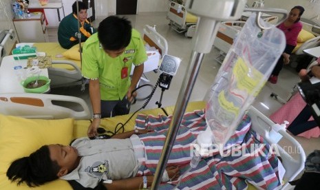 Petugas memberikan penanganan medis kepada pasien penderita Demam Berdarah Dengue (DBD) di Rumah Sakit Umum Daerah Simpang Lima Gumul, Kediri, Jawa Timur.