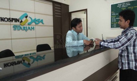 Petugas memberikan penjelasan kepada calon anggota di Koperasi Simpan Pinjam (Kospin) Jasa Syariah, Jakarta, Senin (30/6). 