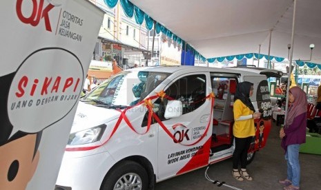   Petugas memberikan penyuluhan kepada warga saat peresmian sosialisasi Si MObil LitErasi Keuangan (SiMOLEK) di Bekasi beberapa waktu lalu.