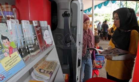   Petugas memberikan penyuluhan kepada warga saat peresmian sosialisasi Si MObil LitErasi Keuangan (SiMOLEK) di Pasar Juanda, Bekasi, Jawa Barat, Senin (5/5). (Republika/Adhi Wicaksono)