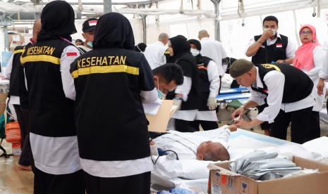 Tiga Pendekatan Meminimalisir Kematian Jamaah Haji. Foto:  Petugas memberikan perawatan kepada jamaah haji Indonesia yang sebagian besar akibat kelelahan dan dehidrasi di Posko Kesehatan Mekkah, Arab Saudi, Minggu (11/8/2019). 